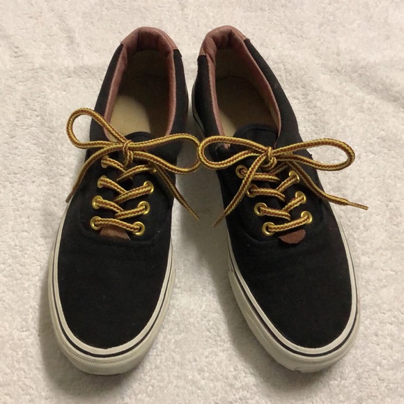 Cheng’s Sneaker - Picture 1 of 3